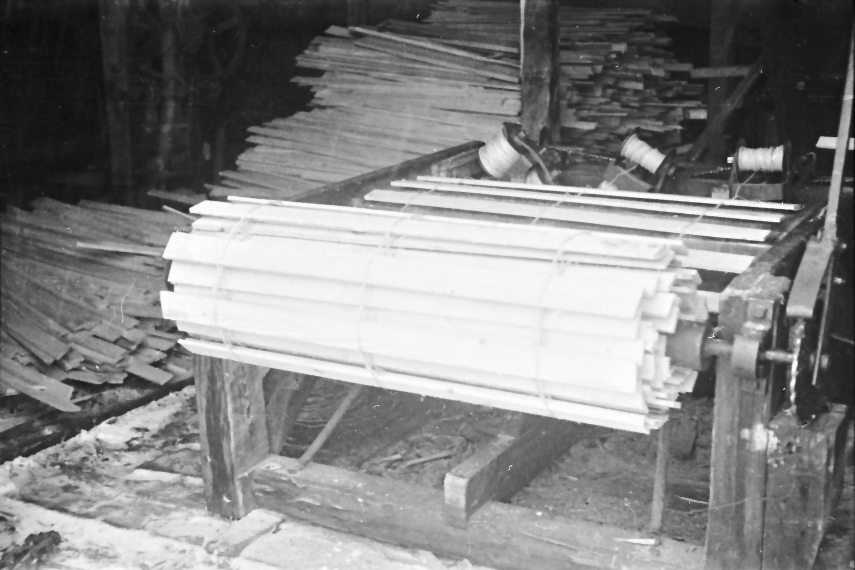 1950. aastate algul konstrueeris insener Arnold Volberg Paide tedemasinate tehases lumetõrje-aia ehk mehhaniseeritud lumeredelite valmistamise masina katseeksemplari. Selle pingi abil ühendati lauad kokku traadiga. Seade tegi võimalikuks 5–8 meetri pikkustes tükkides lumeredelite transpordi ja hoiustamise. Endise jooksva 100 meetri lumeredelite asemel mahtus veoautosse nii kokkupakitult 750 meetrit lumetõrje aeda. Kui ühe lumeredeli valmistamiseks kulus käsitsi arvestuslikult üle tunni aja, siis uue masinag