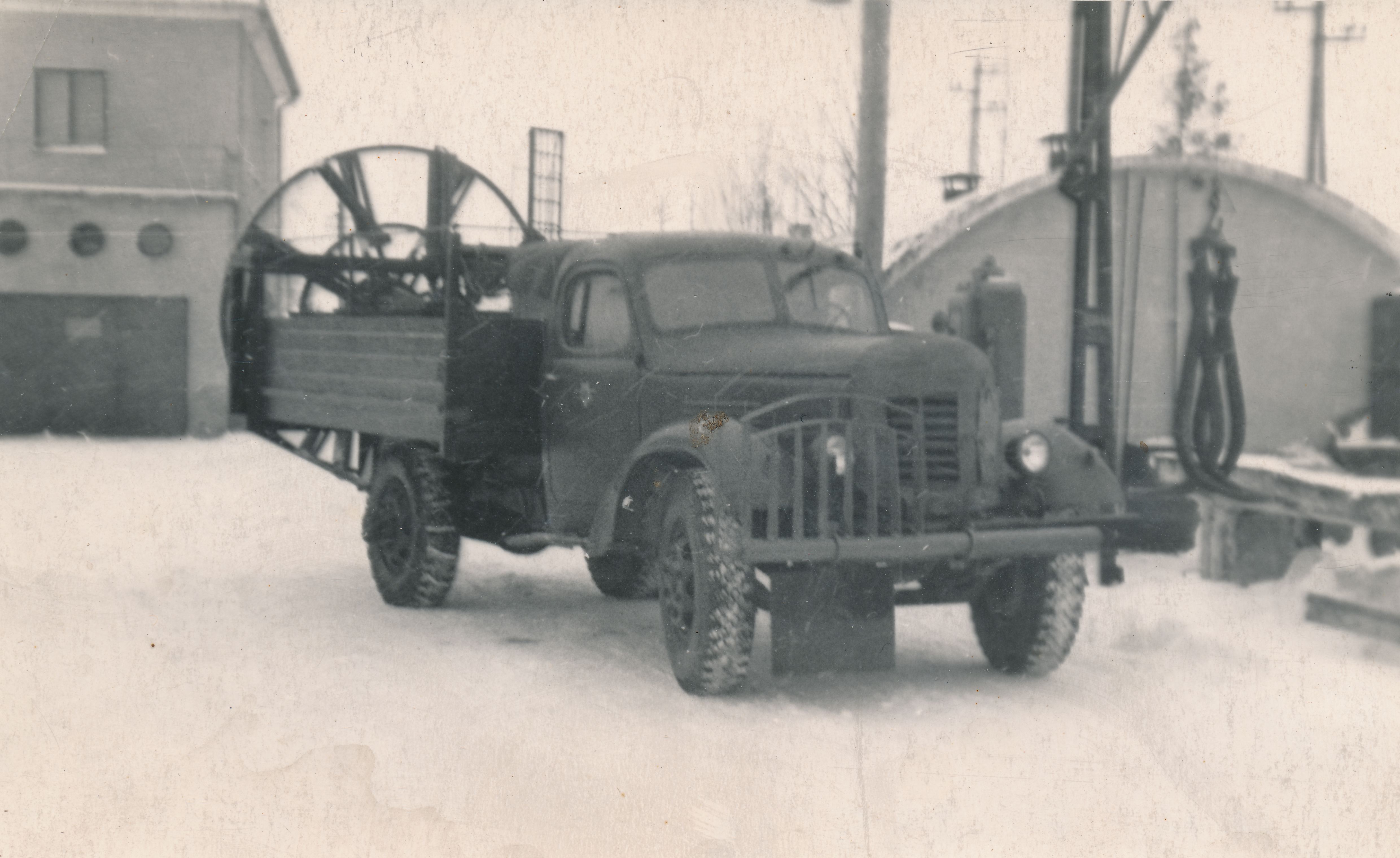 Sahkamisel tee äärde kuhjuvaid lumevalle oli lume kuhjumise vältimiseks vaja eemaldada traktorsahaga või siis käsitsi. Insener Arnold Volberg püüdis seda tööd mehhaniseerida, konstrueerides 1958. aastal rootor-lumevalli eemaldajaga veoautol ZIS-150. (Foto: Eesti Maanteemuuseum)