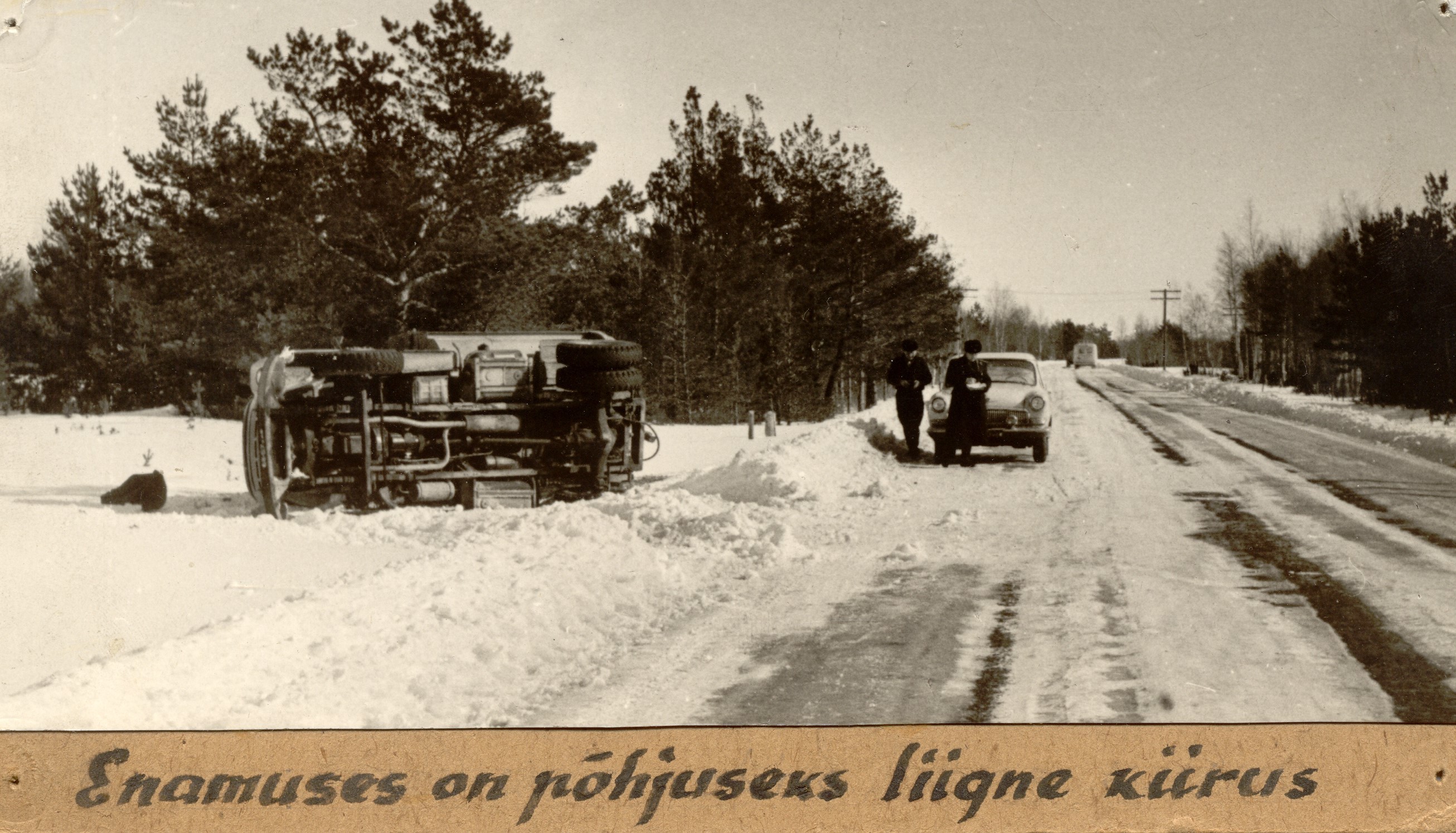 Teedemeeste meenutuste järgi jäid talvised avariid kuni 1965. aastani enamasti autojuhi süüks, kes ei valinud teeoludele vastavat kiirust. Sellest ajast alates hakkasid aga enam süüdlasteks jääma teedemehed, kui teelõik polnud liivatatud või soola-liivaga paljaks sulatatud. Soolaliiva 5–8% segu võeti kasutusele mustkattelt jäite sulatamiseks alates 1967. aastast. Libedal teel kraaviläinud auto eest vastutas teemeister, kui ta polnud õigeaegselt vastavalt graafikule puistureid välja saatnud. Liivatamise otsu