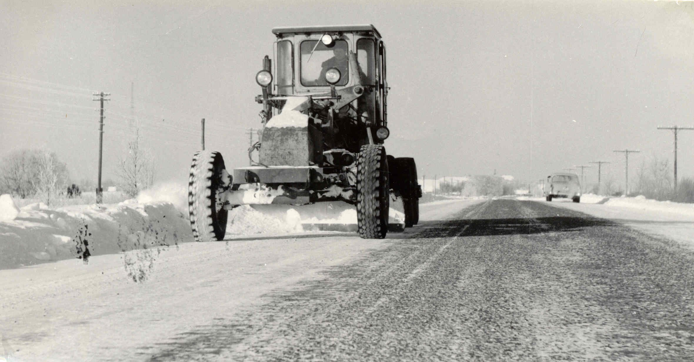Lumevallide tõrjumine Saaremaal teehöövli D-512 hõlmaga 1970. aastatel. (Foto: Eesti Maanteemuuseum)