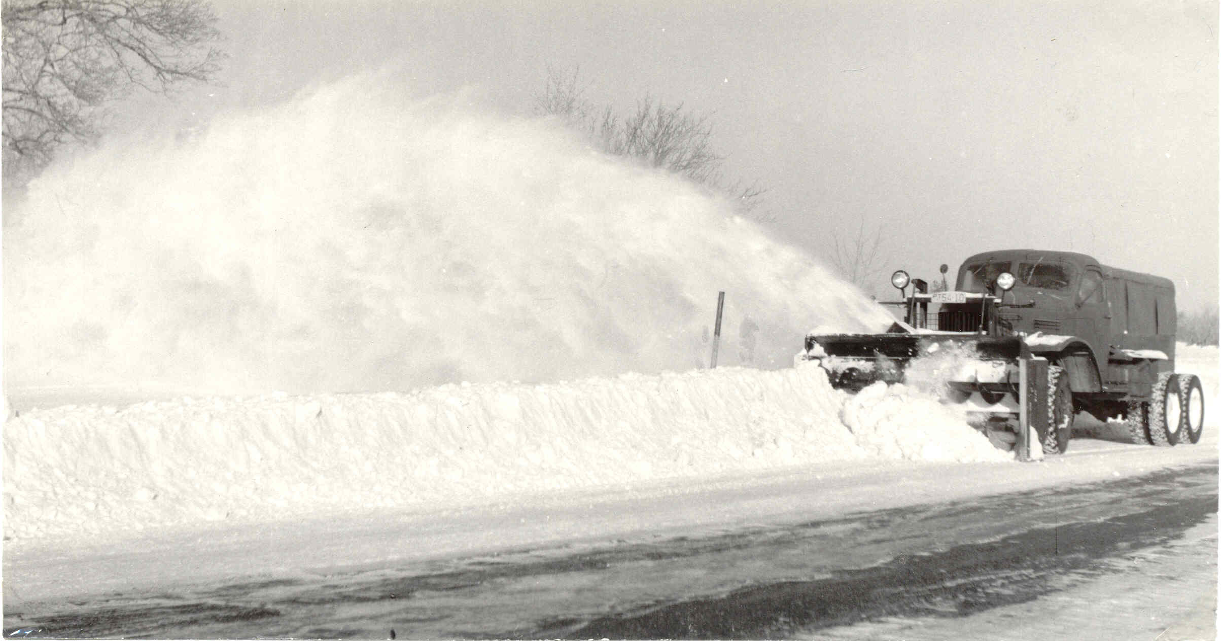 1953. aastal sai Saaremaa teedevalitsuse Orissaare piirkond Väikese väina tammi puhastamiseks rootorlumesaha, mis puhastas lume teedelt valle jätmata. See ZIS-151 baasil Petroskois Oneega tehases valminud kahemootoriline tigurootorlumepaiskur on täna eksponeeritud Eesti Maanteemuuseumi masinhallis. (Foto: Eesti Maanteemuuseum)