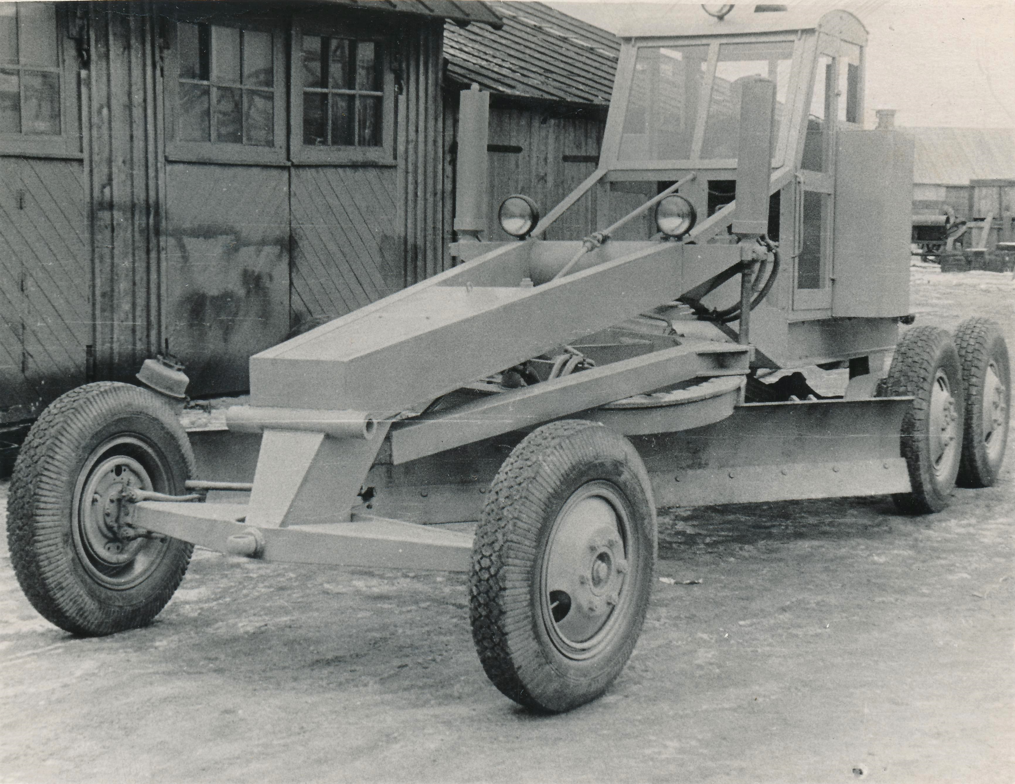 Paralleelselt V-8 arendusega käis töö ka veoauto GAZ-51 agregaatide baasil koostatud esimese kolmeteljelise raske teehöövli mudeli E-6-3 loomisel. See masin osutus senistest edukamaks, sest teadaolevalt valmistati seda kokku üle 500 eksemplari. (Foto: Eesti Maanteemuuseum)
