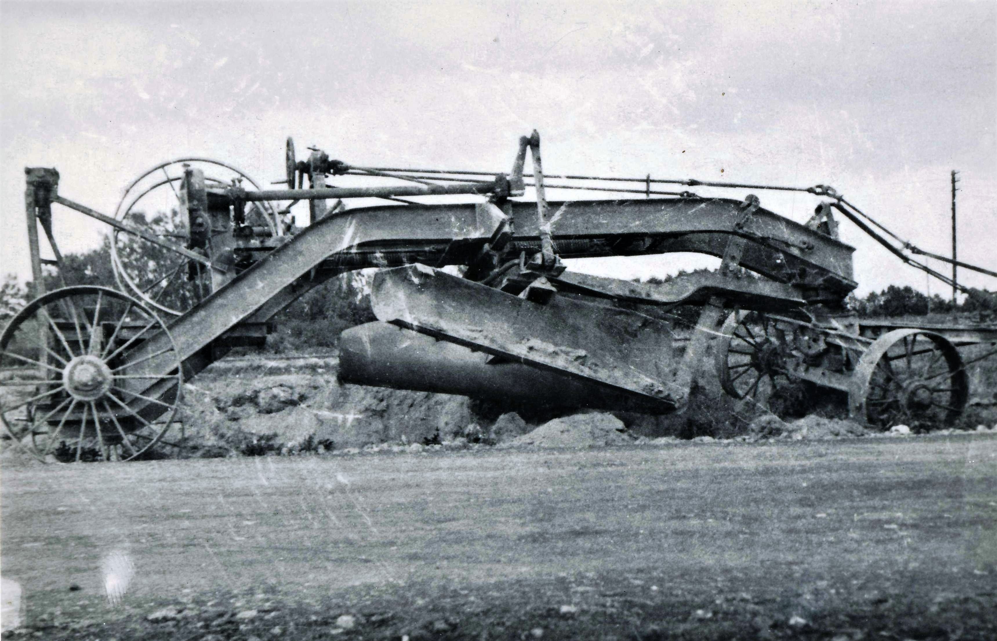 A. Volbergi poolt 1950. aastal haagishöövlile D-20 monteeritud kraavisahk VK-1. Seade võimaldas mehhaniseerida maanteekraavide kaevamist. (Foto: Eesti Maanteemuuseum)