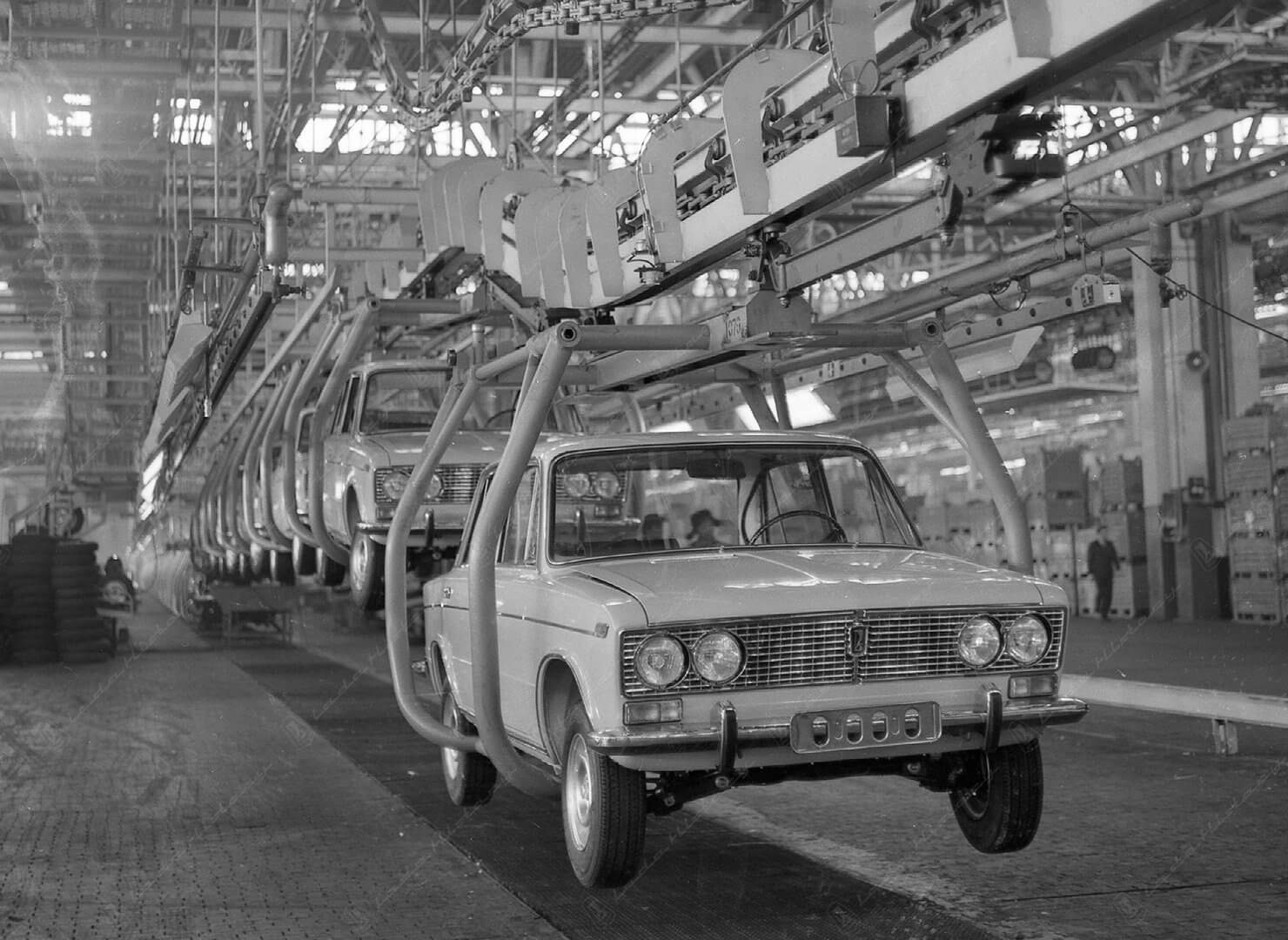 Algused: katsetused ja tehase rajamine  Mais 1966 sõlmitakse koostöölepe Nõukogude Liidu Autotööstuse Ministeeriumi ja Itaalia autofirma FIAT vahel uue automudeli väljatöötamiseks FIAT 124 baasil. Aastatel 1967-1969 läbib Fiat 124 katsetused Venemaa karmides oludes – nii suvel kui talvel, kruusateel, asfaldil ja munakivisillutisel. Katsetuste tulemusel viiakse esmamudelil VAZ 2101 konstruktsiooni sisse ligi 800 muudatust võrreldes Itaalia eeskujuga.  Tööd 550 hektari suurusele alale planeeritud uue Volga Au