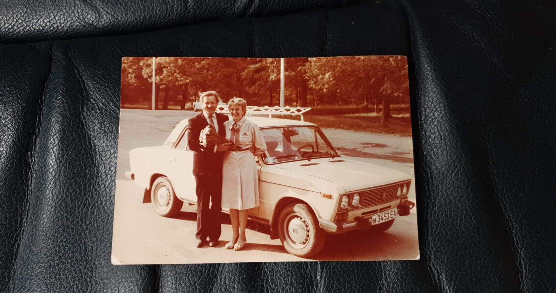 Koos läbitud elud IV Fotol on 1987. aastal Tallinnast uuena ostetud VAZ 21063, auto ees seisab ka foto jagaja vanaema, kellele masin kuulus. Auto jäi vanaema tervise halvenedes umbes kahekümneks aastaks pere garaaži seisma. Alates 2019. aastast vurab masin tänu lapselapse remonditööle suviti taas Eestimaa teedel. (Foto: Rauno)