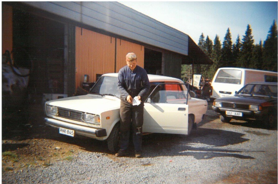 Piiride avanemine ja autokaubandus  Ka see valge Lada on Eestisse jõudnud Soomest. Auto sõidab Eesti teedel (ühe avariijärgse pikema pausiga) tänapäevani.  „90-ndate alguses oli isa tööl Soomes ja teenitud rahaga oli eesmärk tagasi tulla autoga. Käis ta vaatamas erinevaid lääne autosid, kuni lõpuks 1992a suvel löödi käed 21051-e ostuks. Soome autod olid toona Eestis väga hinnatud. Varustustase oli täielik /…/“  (Foto ja lugu: Siim)