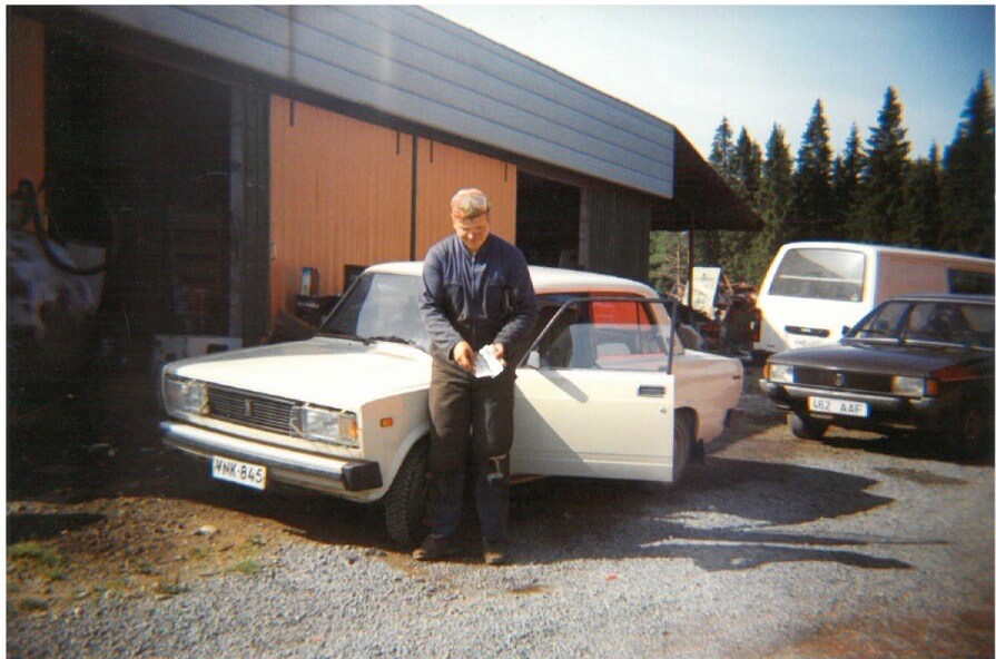 Piiride avanemine ja autokaubandus Ka see valge Lada on Eestisse jõudnud Soomest. Auto sõidab Eesti teedel (ühe avariijärgse pikema pausiga) tänapäevani. „90-ndate alguses oli isa tööl Soomes ja teenitud rahaga oli eesmärk tagasi tulla autoga. Käis ta vaatamas erinevaid lääne autosid, kuni lõpuks 1992a suvel löödi käed 21051-e ostuks. Soome autod olid toona Eestis väga hinnatud. Varustustase oli täielik /…/“ (Foto ja lugu: Siim)