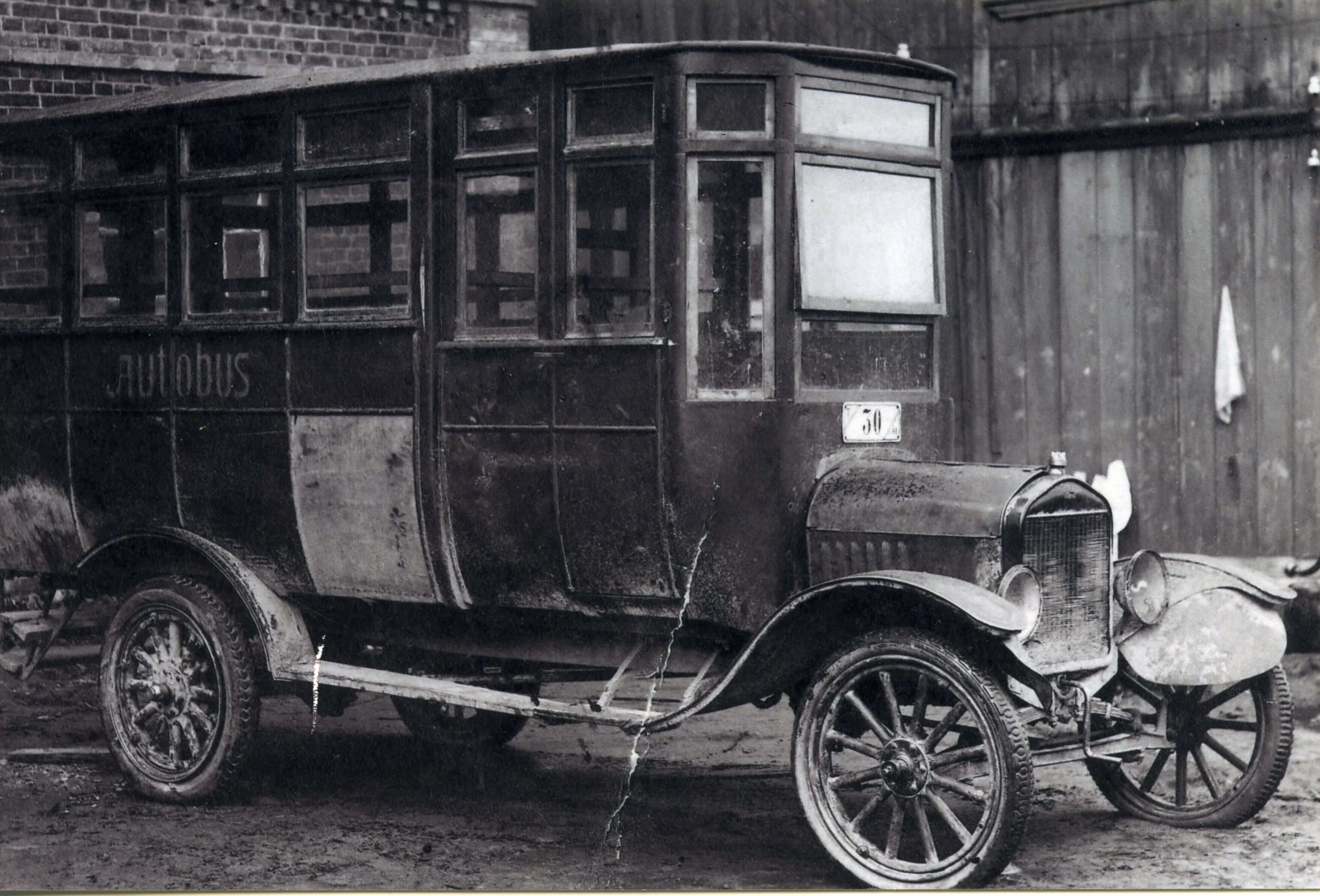 Bussipioneerid Eesti maanteedel. 1920. aastate alguse levinuimaks bussitüübiks olid Ford T või TT šassiidele ehitatud bussid. 1923. aastal kehtestati teedeministeeriumi määrusega maanteedel piirkiiruseks sirgetel teeosadel kergetele liinibussidele 35 km/h ning rasketele (tühikaaluga alates 1,5 tonnist) 25 km/h, kuna käänakutel ja sildadel pidi kiirus jääma alla 10 km/h. Fotol Viljandi–Valga liinil 1923. aastal ühendust pidanud Hans Kosessoni (autoühing “Säde”) Ford. Foto: Eesti Maanteemuuseum