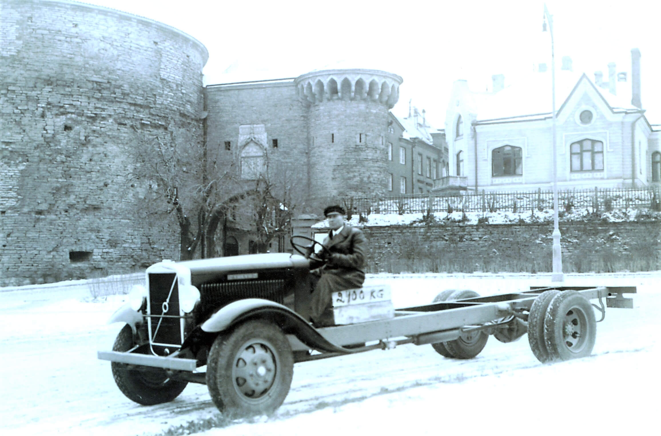 Bussikerede valmistamine Eestis oli 1920.–1930. aastatel pigem reegel kui erand. Sõidukite keretööstust soositi riiklikult, sest see elavdas kohalikku majandust ja vähendas tööpuudust. Bussikerede ehitamiseks imporditi välisriikide autotootjatelt šassiid, mille puidust ja plekist pealisehitus valmistati kohalikes autoremondi- ja keretöökodades. Ajajärgu üheks juhtivaks reisijateveo ettevõtteks arenenud OÜ „Mootori“ töökojas valmisid kuni 45-kohalised bussid, eriti Scania-Vabise šassiidel. Mõni neist oli kas