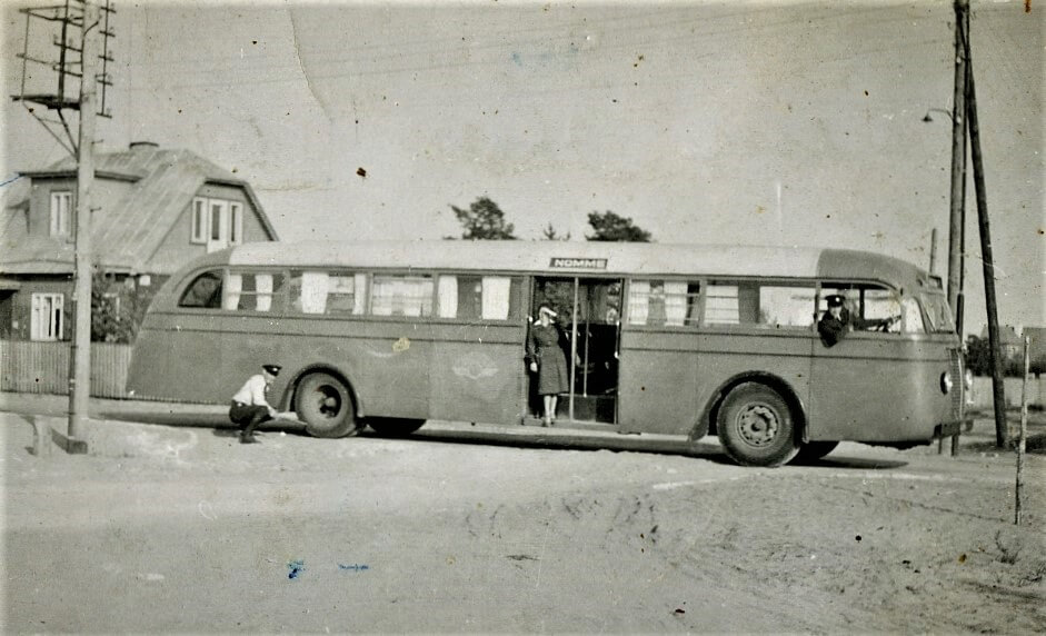 Mootor läheb käima! Suurimaks bussiettevõtteks II maailmasõja-eelses Eestis kasvas OÜ „Mootor“. Ettevõtte käes olid Tallinna linnaliinid, aga ka linnalähiliinid ja ka mitmed kaugliinid (nt Tallinn–Pärnu). OÜ „Mootor“ pakkus tollal eeskujulikku klienditeenindust, lisaks arendati ja ehitati oma töökodades üsna kaasaegse ilmega bussikeresid. Fotol on OÜ „Mootori“ Tallinn–Nõmme liini teenindanud bulldog-kerega Scania-Vabis 1939. aastal. Bussijuhid kandsid vormi, üks neist oli roolis ja teine abistas reisijaid p
