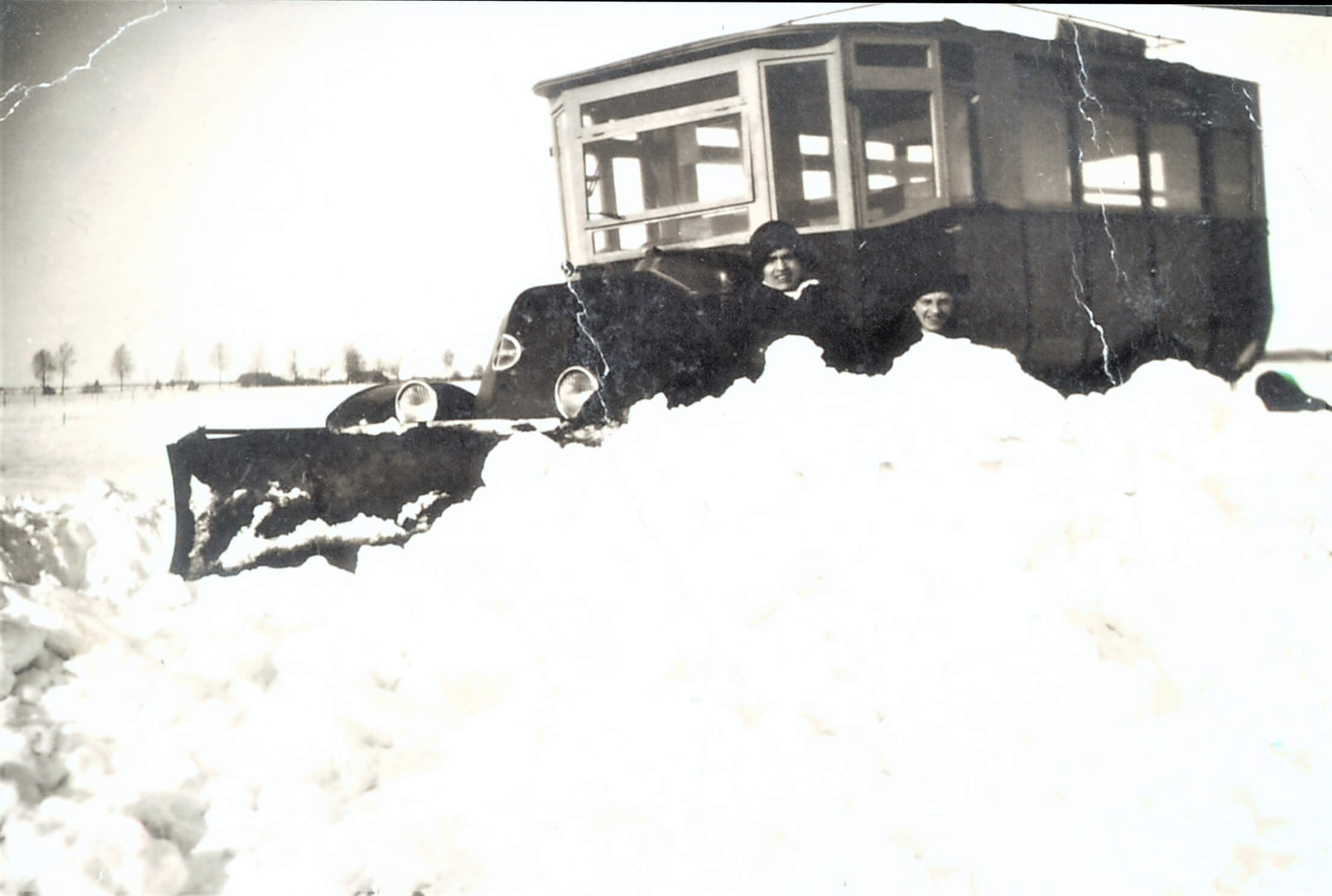 Sesoonsed bussisõidud. 1920. ja 1930. aastatel ning tihti veel 1950. aastate lumerikastel talvedel seiskus liiklus paljudel maanteedel, sest sahkade puudusel ei suudetud teid lahti hoida. Nii andsid liinipidajad teedeministeeriumile teada bussiliinide seismajäämisest ja kevadel liinide taasavamisest. Olid ka sagedased juhud, kus bussid varustasid end labidatega ja lumme kinni jäädes asusid reisijad bussi lumest läbi kaevama. Fotol Karl Siitani Renault-süsteemi autobuss 1920. aastate lõpul, mis on varustatud