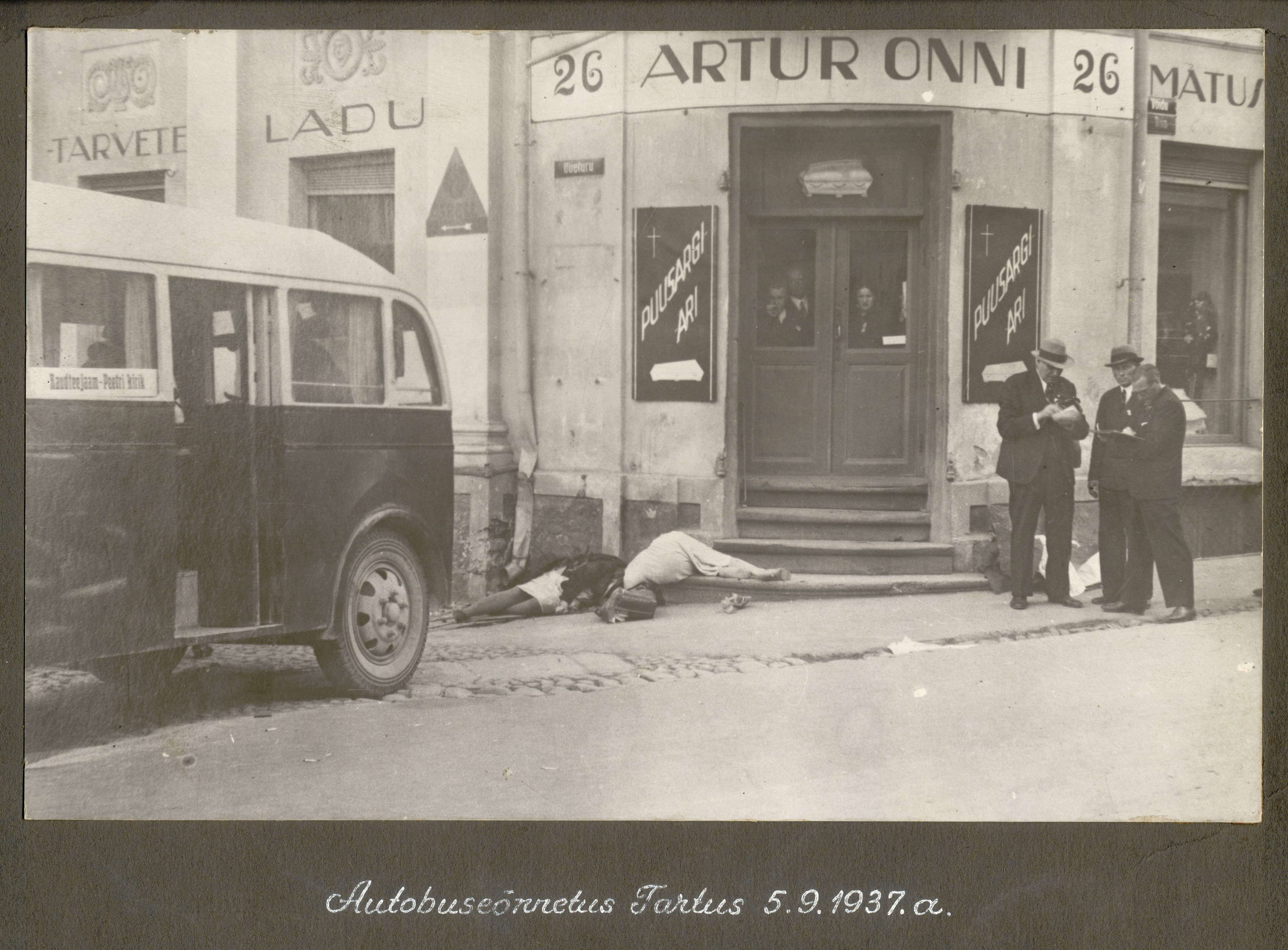 Surm varitseb ristteel. Pühapäeval, 5. septembril 1937, oli Tartus peetud põllumajandusnäitusele saabunud tuhandeid külalisi üle kogu maa. Sõitjaid tulvil moodne liinibuss liikus Barclay platsi poolt Aia tänava suunas. Samal ajal sõitis Aia mäest alla takso. Reguleerija näitas taksole sõidusuunda Uueturu tänavale ja peatas risttänavalt läheneva bussi. Viimane ei suutnud peatuda ja jätkas teed. Buss andis löögi sõiduautole ja pöördus veidi vasakule, sõites inimeste keskele kõnniteele. Masina peatas Uueturu j