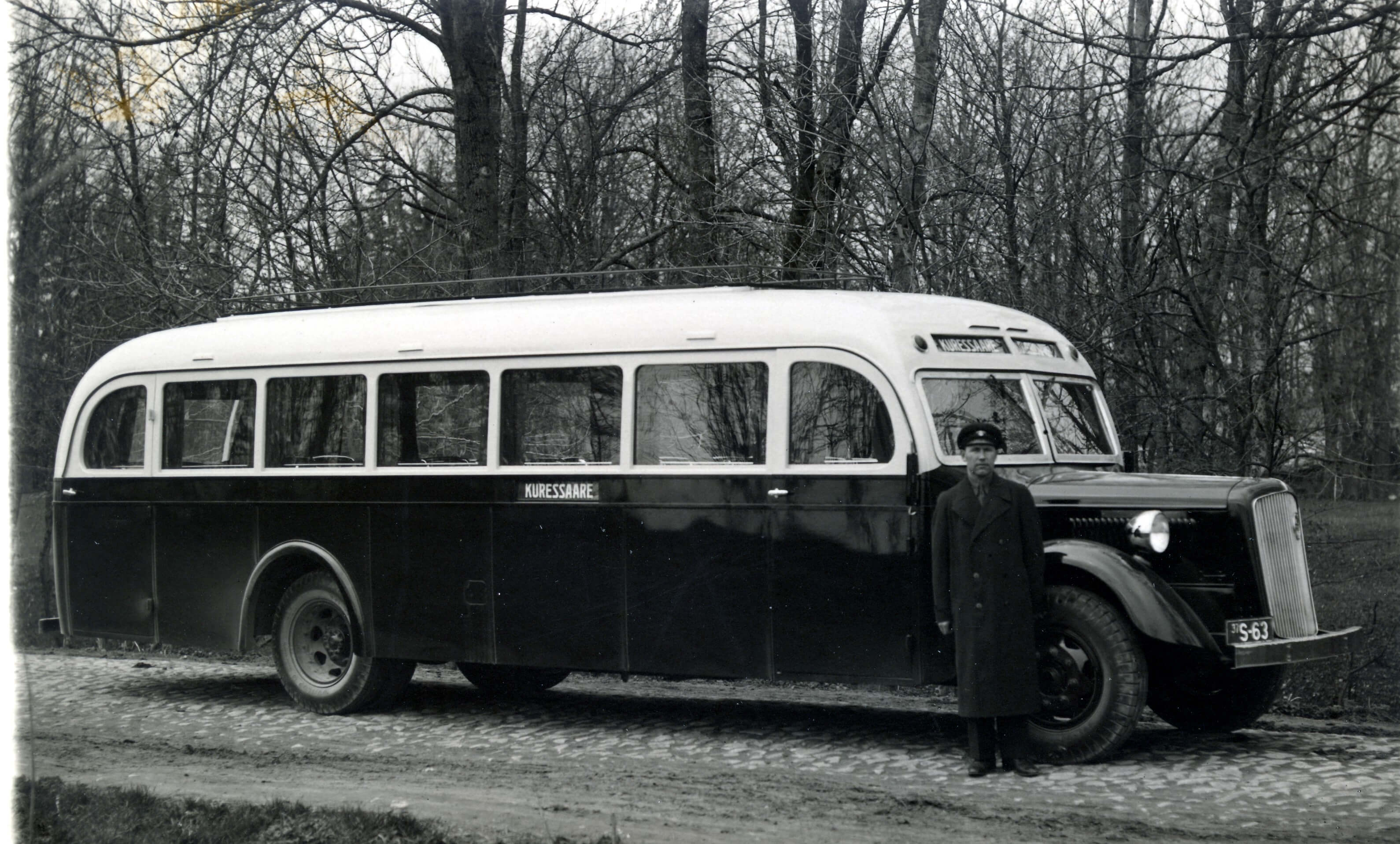 Pikad saarlased. Eesti ühed suurimad liinibussid sõitsid 1939. aastal Kuivastu ja Kuressaare vahel.1938. aastal tõi liinipidamise ja transpordi osaühing “Ühendus” siin liinile 55-kohalise Reo šassiile valminud bussi. 1939. aastal taotles ettevõte Maanteede Talituselt 9,5-tonnise üldkaaluga Volvole ehitatud bussi samale liinile toomist (fotol). Saare maavalitsus nõustus bussi liikvele laskma vaid Kuressaare–Kuivastu maanteel. Teisi tollase Saaremaa teid hinnati selle bussi jaoks liiga kitsaiks ja kõveraiks. 