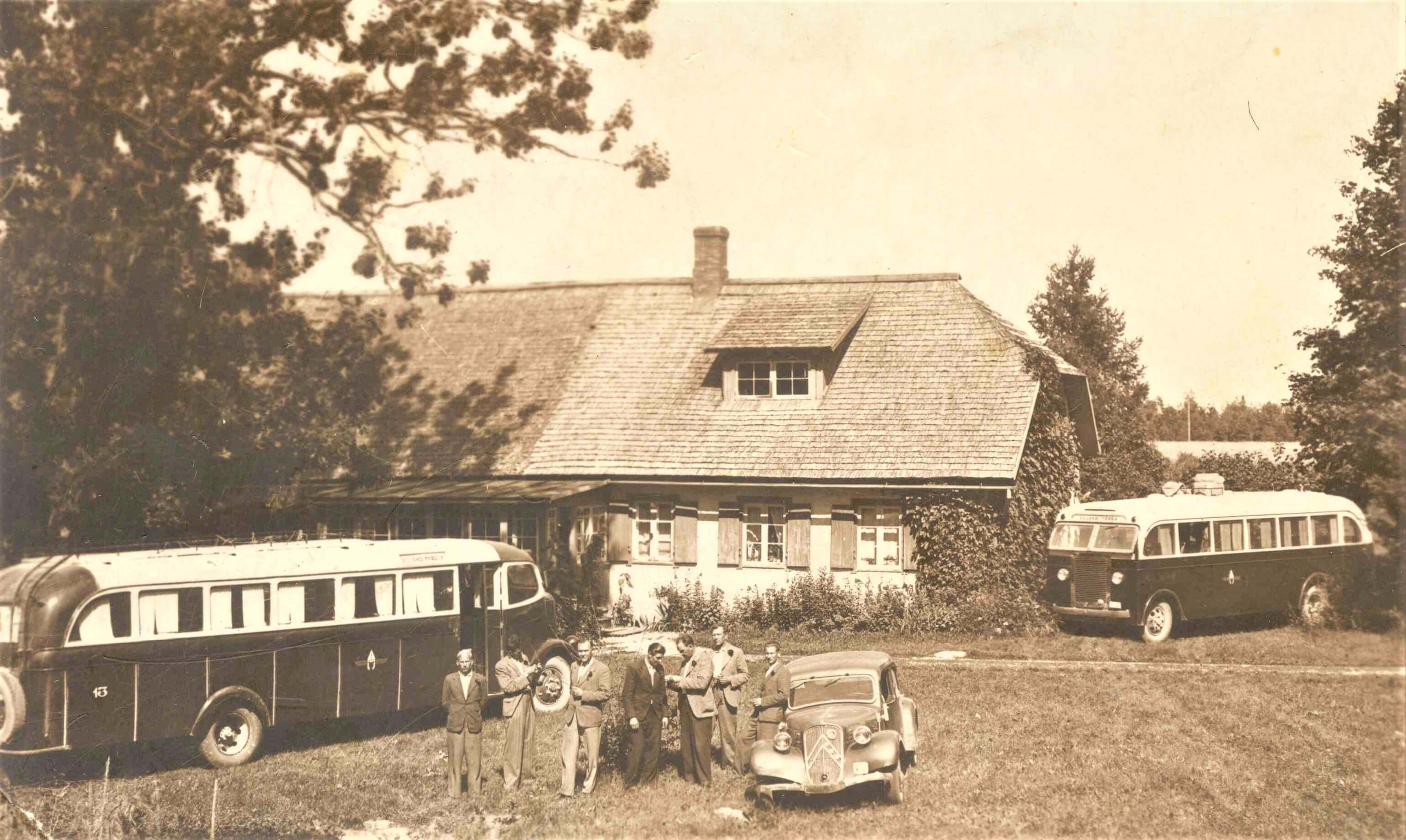 1930. aastate lõpuks ühinesid teedeministeeriumi poliitika tulemusel maabussiliinide pidajad maakondlikul alusel äriühinguteks. Fotol on Viljandimaa bussiettevõtjate poolt moodustatud OÜ “Autobuss” masinad 1940. aasta suvel, enne seda kui nõukogude võimu esindanud töörahva komissarid need natsionaliseerisid. Viljandi–Pikasilla ja Viljandi–Tõrva liinibusside kered on valmistatud ilmselt Viljandis Heinz von Ungern-Sternbergi töökojas. Ühtegi tollast autobussi pole kahjuks säilinud, maanteemuuseumi Masinahalli