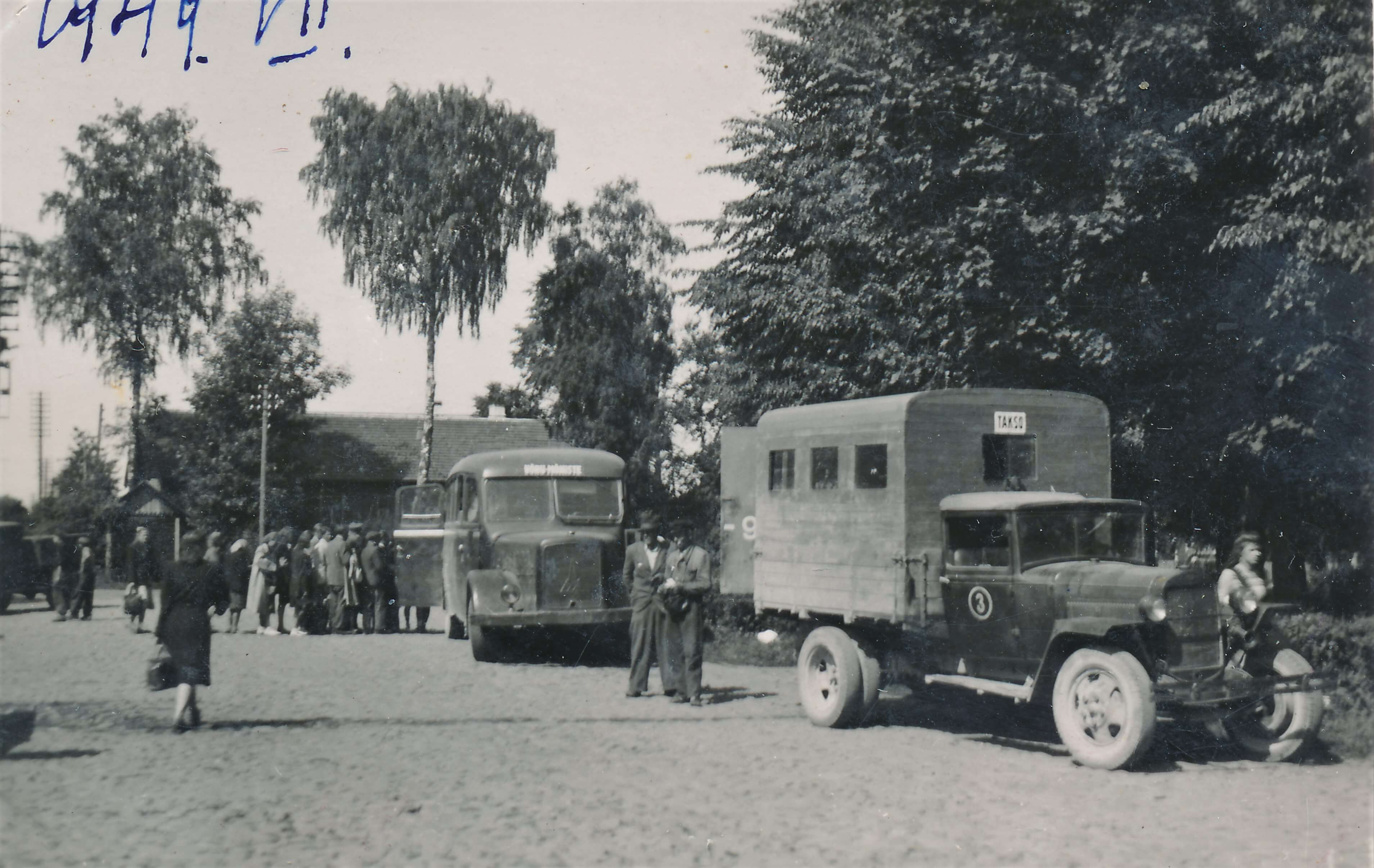 Rahvas vajab ühistransporti! Ühissõidukite puudujäägi likvideerimiseks kasutati sõjajärgsetel aastatel trofeebusse ja veoautosid, ehitades reisijate jaoks nende raamile puidust konge. Fotol on 1949. aastal Võrumaal kasutusel olnud veoautole GAZ-MM ehitatud veotakso ja Võru–Mõniste liinil sõitnud trofeebuss Magirus. Pärast sõja lõppu toodi Eestisse Ida-Preisimaalt sakslastelt sõjasaagiks saadud Magiruse firmas toodetud staabibusse, mille sisustus kohandati reisijateveoks. Foto: Eesti Maanteemuuseum