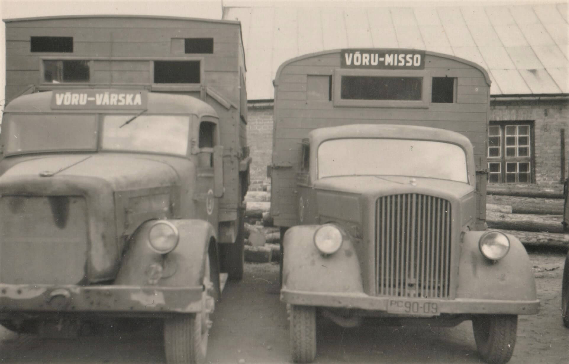 Vaese aja leiutised. Sõjajärgsetel aastatel tuli läbi ajada väheste säilinud busside ja ka sõjatrofeedega. Fotol on Võrumaal 1940. aastate lõpul nn trofee-veoautodele ehitatud puitkongidega liinibussid. Foto: Võrumaa Muuseumid