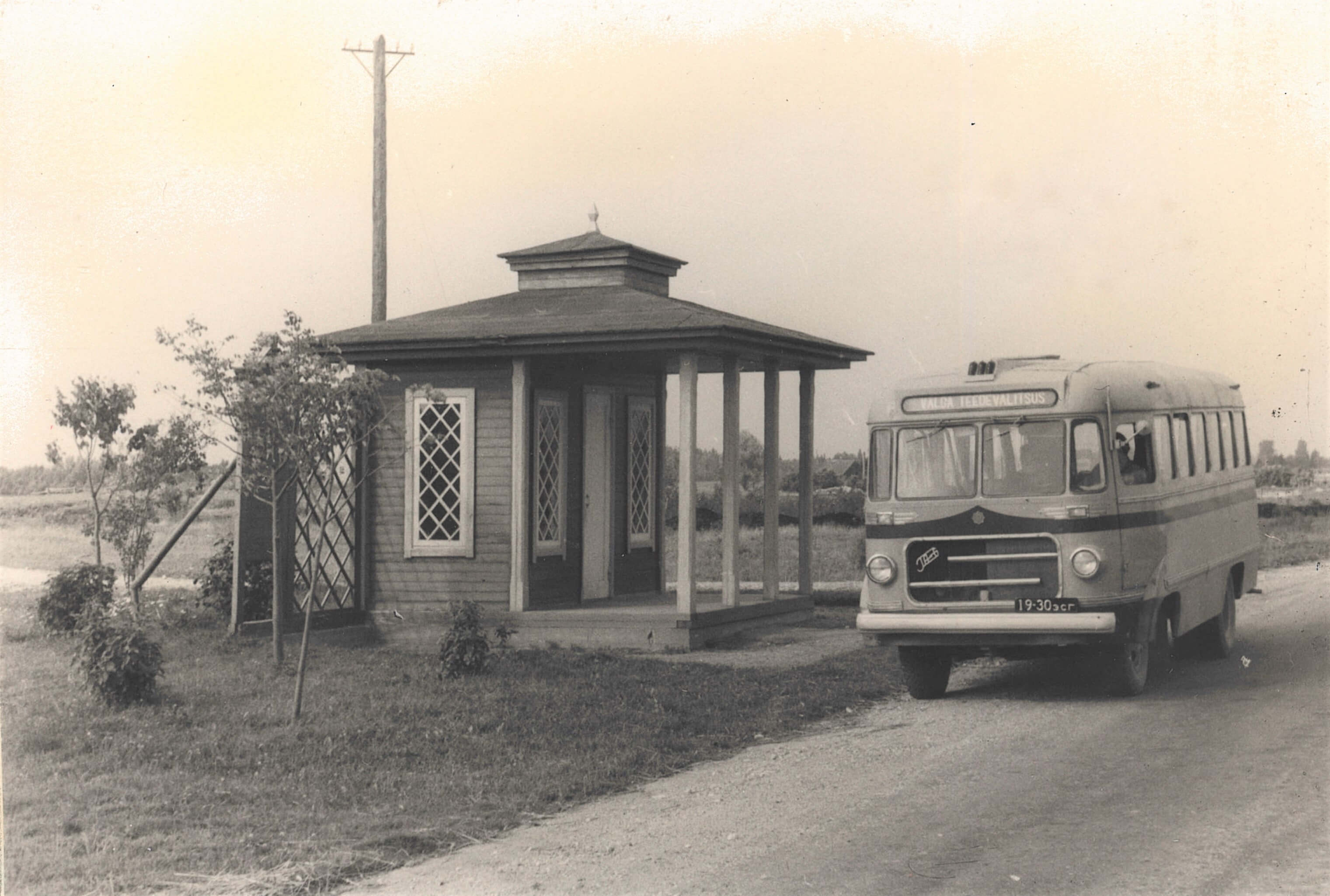 Väikesed puust bussid väikesest puust linnast. Tartu Autoremonttehases GAZ-51 baasil konstrueeritud autobusside TA-6 tootmine algas 1955. aastal. See 25-istmeline buss täitis puudujäägi tollaste maakonnakeskuste linna- ja linnalähiliinide reisijateveos. Kuigi peatselt võeti Eesti teedel järk-järgult kasutusele Nõukogude Liidu suurte bussitehaste masstoodang, jäi TA-6 ka järgnenud kümnenditel nõutud transpordivahendiks majandite ja asutuste ühissõidukina. Fotol Valga teedevalitsuse buss Jõhvi–Tartu–Valga maa