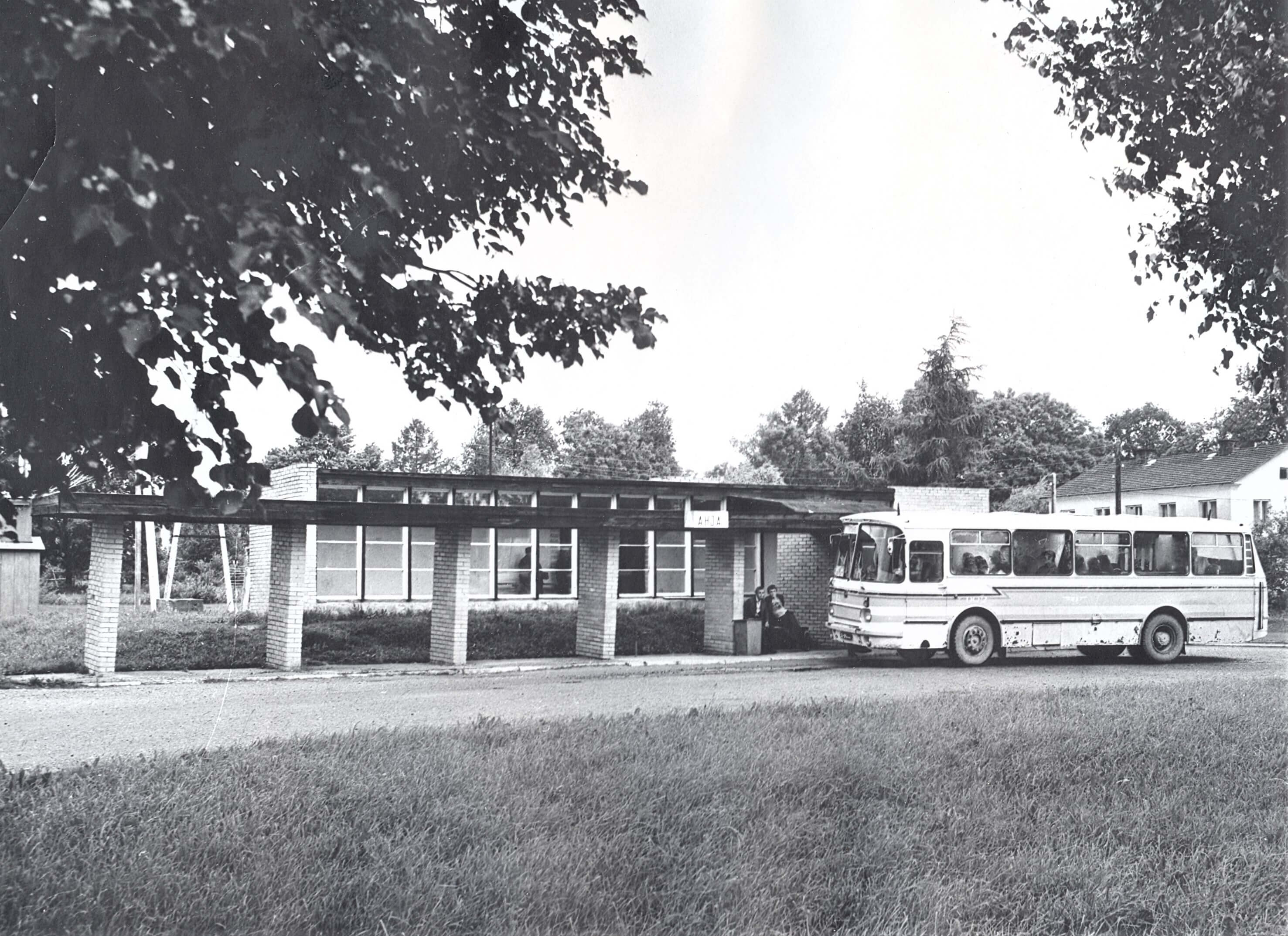 Bussijaamade ja ootepaviljonide ehitusele hakati suuremat tähelepanu pöörama juba 1930. aastate lõpul. Tollal oli see paljuski veel bussiettevõtjate ja liinipidajate kohustuseks. Mitmekesine ootekodade arhitektuur hakkas maanteid ilmestama eriti alates 1960. aastatest, millest on mõndagi säilinud tänaseni. Fotol on Ahja bussiootepaviljon Põlvamaal 1980. aastatel. Foto: Eesti Maanteemuuseum