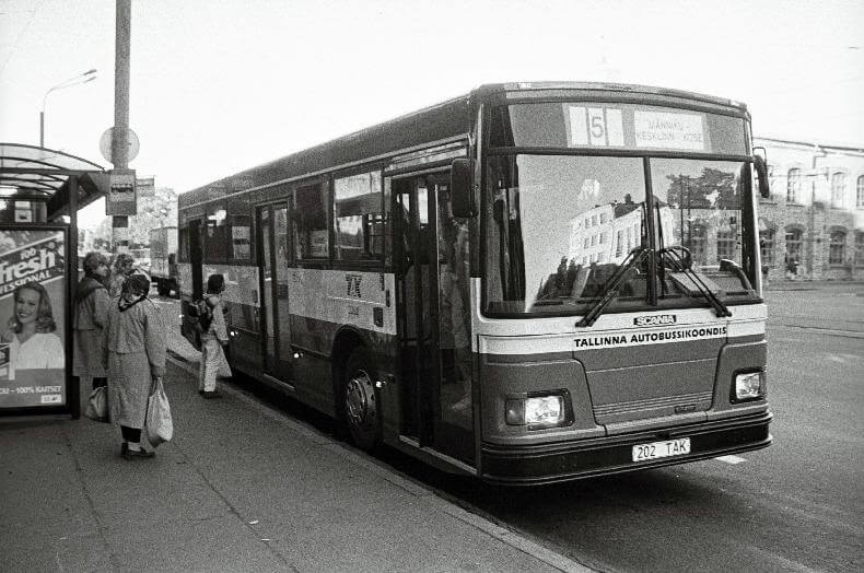 Uue põlvkonna bussid Tartust. 1995. aastal jõudis Tallinna tänavatele esimene Tartus BaltScani tehases toodetud kerega Scania Duple Metsec tüüpi linnaliinibuss. Seda tüüpi busse valmistati Tartus 1999. aastani ja need sõitsid ka Tartu ja Narva tänavatel. Foto: Rahvusarhiiv