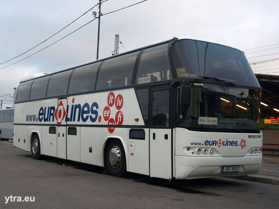 Globaliseeruv bussitransport. Eesti taasiseseisvumine avas Eesti inimestele ja ettevõtjatele võimalused ka piiriülesteks bussireisideks. 1994. aastal alustas ettevõte Mootorreisi AS opereerimist rahvusvahelistel liinidel. Samal aastal avati seni pikim Eestist lähtunud rahvusvaheline bussiliin Tallinn–Stuttgart (2200 km). Liin suleti 2007. aastal, sest sellele said saatuslikuks odavlennud. Foto: ytra.eu