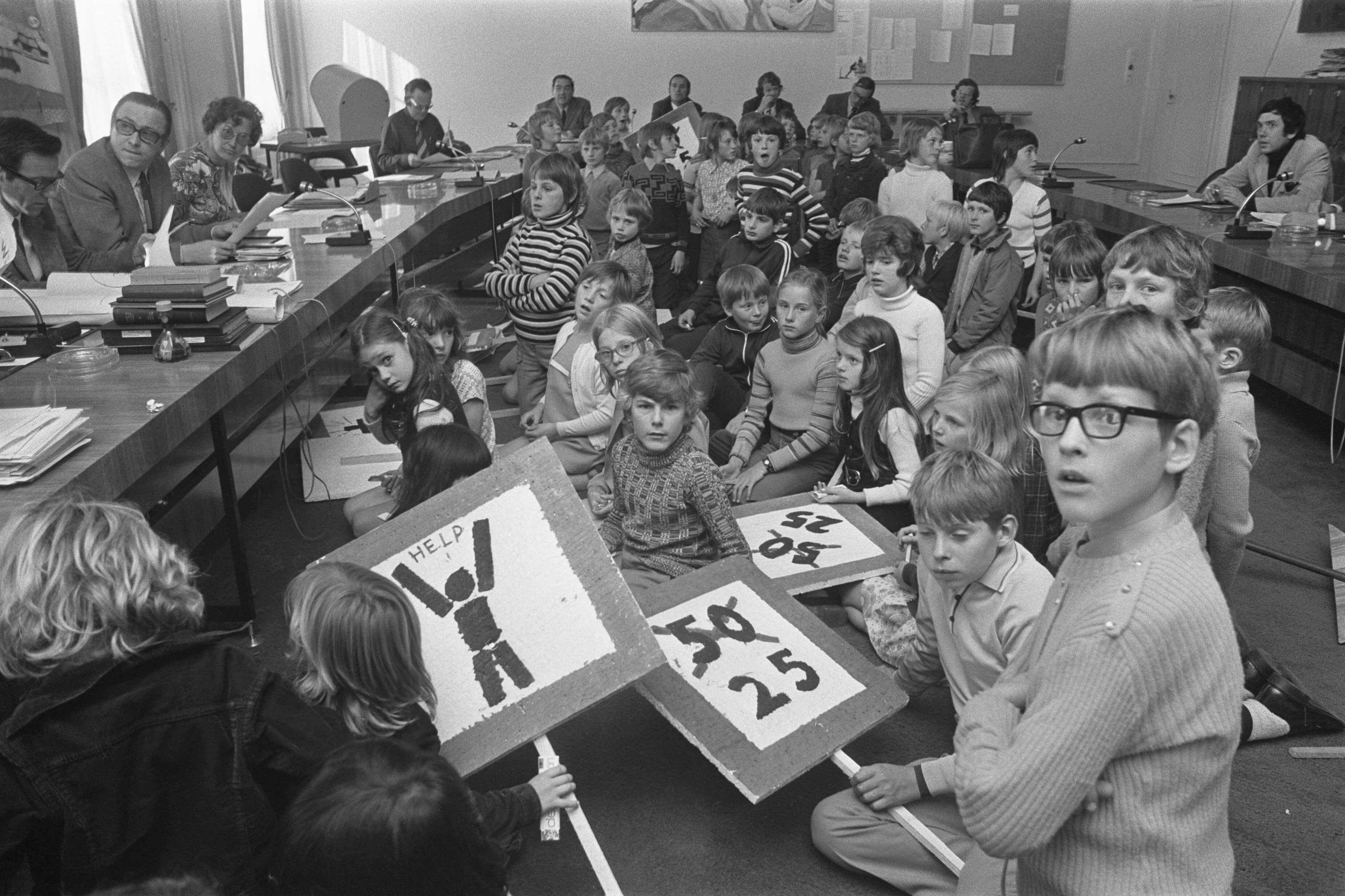 Lapsed külas Amsterdami linnavõimude juures. Stop de Kindermoordi üks aktsioone 1972. aastal. Foto Hollandi rahvusarhiivist. 1971. aastal hukkus Hollandi teedel liiklusõnnetustes üle 3000 inimese, sh üle 400 lapse.  Üks silmapaistvamaid rahvaalgatusi, mis rattalinnade loos rolli mänginud, oli lööklauselise nimega Stop de Kindermoord (tõlkes näiteks: lõpetage lastetapp). Selle liikmeskond kasvas kiiresti, koos korraldati rattademonstratsioone, hõivati kõige ohtlikumaid liiklussõlmi ja õnnetuspaiku ning korra