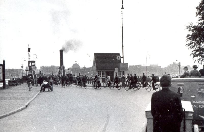 Jalgratturite järjekord aurupraamile Amsterdamis 23.06.1938 (EMM F 87:70)