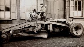 1920. a. hakkas teehöövlite sünnimaal USA-s Milwaukees asunud Wehr Company tootma iseliikuvaid teehöövleid, mille jõuallikaks oli Fordson traktori mootor. 1924. a. hakati Wehri mudelit Bitvargeni nime all tootma ka Rootsi tehases AB Vägmaskiner. 