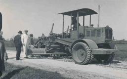 1935. a. tõi kaubadusühisus Traktor Eestisse Caterpillar tüüpi teehöövli ja andis selle katsetusteks üle Harju maavalituse teedeosakonnale.  Tegemist oli senistest palju võimsama 1930. aastatel Ameerikas Ühendriikides väljatöötatud masinaga. 