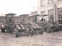 1939. aasta mais sõlmis teedeministeerium AS Ilmarisega lepingu, mille järgi töövõtja valmistas 6 komplekti teehöövleid, mille tüübiks oli Caterpillar Diesel Nr 10. Need masinad olid varustatud 44 hj Caterpillari diiselmootoriga ja käivitamiseks vajaliku 