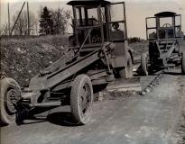 Sõjaeelse Eesti teehöövliehituse koolkonna traditsioonid taaselustusid ka pärast Teist maailmasõda, kui 1948. a. valmis Paides insener Arnold Volbergi konstrueeritud iseliikuv teehöövel V-1. Esimene omataoline terves NSV Liidus (fotol).