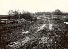 Kruusateede kevadine näide 1930. aastatest. Ka peateed muutusid kohati läbimatuks. Rae puitsilla pealesõit Pärnu–Paide esimese klassi teel. 