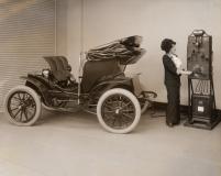 Baker Motor Vehicle Company reklaampilt aastast 1912 Autoajastu koidikul oli toetajaid nii auru-, elektri- kui sisepõlemismootoril. Lõplikult langes liisk sisepõlemismootori kasuks eelkõige tänu käivitamist mugavamaks ja ohutumaks teinud starterile. Henry
