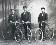 Esimene põhikirja alusel tegutsev rattasõitjate selts (velosipedistide klubi) asutati  1888. aastal Tartus kohalike sakslaste poolt. 