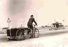 Foto jalgratta kasutamisest teehoolduses 1950. aastatest (Eesti Maanteemuuseumi foto).