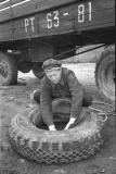 Viljandi ZIS-156 autojuht Jaan Sill kummi vahetamas, 1957. aastal. Rahvusarhiivi filmiarhiiv
