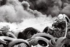 Saksamaalt toodud kummirehvide põleng Muugal 1992. aastal. Foto: Peeter Langovits. Rahvusarhiivi filmiarhiiv