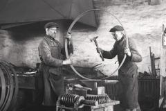 Tartu Põllutöömasinate tehase Võit eesrindlikud sepad külvimasina raudratta rehve valmistamas, 1947. aastal. Rahvusarhiivi filmiarhiiv