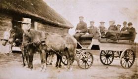 Lumevabal ajal liikusid Postiteel lihtsate taluvankrite kõrval kahe- ja neljahobuse tõllad ja suured postivankrid. Talvel toimus posti- ja reisijatevedu kahehobuse saanidega. Postihobuseid vahetati iga 22–23 versta järel asuvates postijaamades. Fotol on n