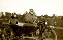 Sellel 1920. aastate lõpust pärit fotol hoiab Harley-Davidsoni külgkorviga mootorratta juhtrauda kaitseliidu pealiku vormi kandev mees, kelle kõrvale korvi on paigutatud sündsal moel daam. 1920. ja 1930. aastatel oli mootorratas odavam ja kättesaadavam li