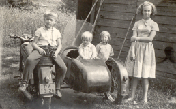 Mootorratast hoiti ja hooldati möödunud aegadel sageli nagu täieõiguslikku pere liiget. Fotoalbumites kohtab sageli selliseid vaateid, kus kolmerattalisel poseerib just pisipere. Vanavanemate korvidega või korvideta Iž-e, MT-sid, Ural’e ja Jawasid hoitaks