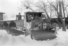 Rootsis tellitud saha eeskujul ja selle katsetamiste kogemustel tellis järgnevatel aastatel teedeministeerium mitmeid lumesahkasid juba kodumaistelt masina- ja metallitehastelt (Ilmarine, Dvigatel). Fotol Harju maavalitsuse veoauto Albion lumesahaga 1920.