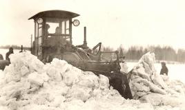Alates 1927. aastast toodeti riigi tellimusel aktsiaselts Ilmarine tehases Bitvargen-tüüpi teehöövleid. Et need masinad seisid talveperioodil kasutult, sooviti 1928. aasta algul teedeministeeriumis visandada Rootsist tellitud saha eeskujul tehniline hõlm,