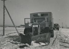 Maanteede Talituse uuringute tulemusel leiti 1930. aastatel, et autosahk oli Eesti oludes kõige sobivamaks lumetõrjevahendiks. Fotol on Harju maavalitsuse veoauto Reo Speedwagon lumesahaga 1936. aastal. Terasel vaatamisel on näha auto tagaratastele kinnit