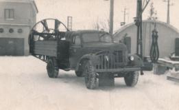 Sahkamisel tee äärde kuhjuvaid lumevalle oli lume kuhjumise vältimiseks vaja eemaldada traktorsahaga või siis käsitsi. Insener Arnold Volberg püüdis seda tööd mehhaniseerida, konstrueerides 1958. aastal rootor-lumevalli eemaldajaga veoautol ZIS-150. (Foto