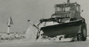 1970. aastatel Saare teedevalitsuse ratsionaliseerijate poolt valmistatud lumesahk ratastraktorile K-700. (Foto: Eesti Maanteemuuseum)