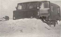 Fotol oleva kergeveoki GAZ-66 said Saare teedevalitsuse töötajad oma käsutusse 1970. aastal, mis lumesahaga varustatult oli sobivaimaks tööriistaks mandri ja saarte vaheliste jääteede puhastamisel. (Foto: Eesti Maanteemuuseum)