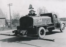 Sellel fotol katsetatakse Arnold Volbergi poolt 1950. aastal veoauto Ford-6 baasil konstrueeritud gudronaatorit AV-1. (Foto: Eesti Maanteemuuseum)