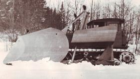 Arnold Volbergi poolt konstrueeritud ja Paide tehases valminud lumesahk roomiktraktoril koos hüdrauliliselt liigutatava külgsahaga. (Foto: Järvamaa Muuseumi)