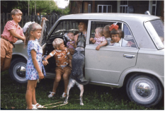 Koos läbitud elud II  Meeleolukas foto aastast 1974: „Tegemist on minu vanemate autoga, mis ostetud 1973. aastal.  Autoga sõideti ainult kevadest sügiseni ja talvel hoiti garaažis ning tehti hooldustöid.  Kasutati teda Tallinnast maale sõitmiseks ning suv