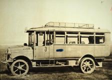 Esimesed katsetused Tallinna ja Pärnu vahel. 1922. aasta augustis katsetas insener Julius Vambola Tallinna ja Pärnu vahel 25-istmelist autobussi Horch (fotol). Sõiduaeg kahe linna vahel oli 6 tundi. Samal ajal oli võimalik sõita Tallinnast Pärnu kitsarööp